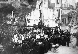 La procesión de santa Devota al llegar A la capilla que Existe en la Condamine