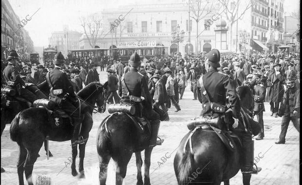 La policía Cortando el paso A los Manifestantes, después del mitin del Tivoli A...