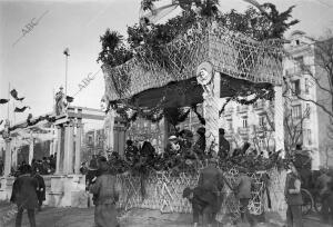 Cesto de Flores, preciosa tribuna Instalada por D. casto Aragón y que Fué...