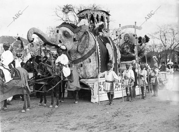 «La boda de rajah», artística carroza del Círculo de Bellas Artes, que llamó...