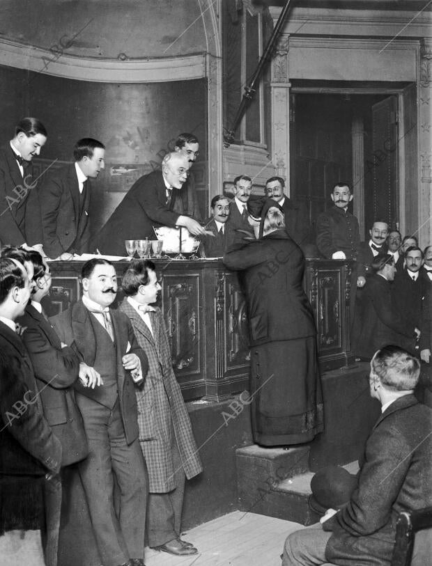 La Señora condesa de pardo Bazán en el momento de votar en las Elecciones...