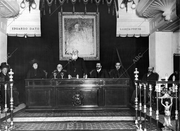 El ilustre presidente de la academia Española, D. Alejandro Pidal, en la...