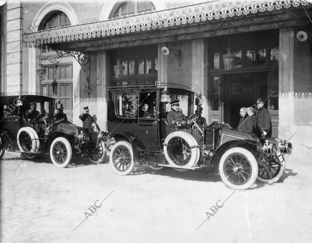 La familia real A llegar A la estación del norte en sus Coches "Renault" para...