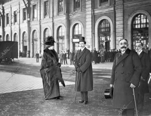 Sus Majestades D. Alfonso Xiii y doña victoria Eugenia Esperando la Llegada de...