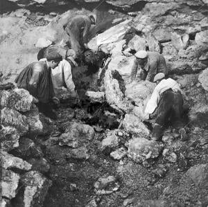 Obreros Rebuscando Cadáveres entre las Rocas Desprendidas por la explosión del...