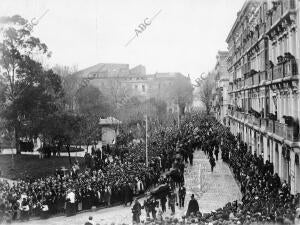 Aspecto que presentaban las calles de Gijón al paso de la comitiva del entierro...