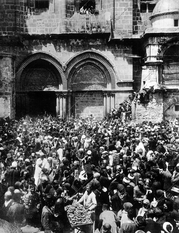 La semana santa en Jerusalén Peregrinos en la puerta del santo sepulcro en la...