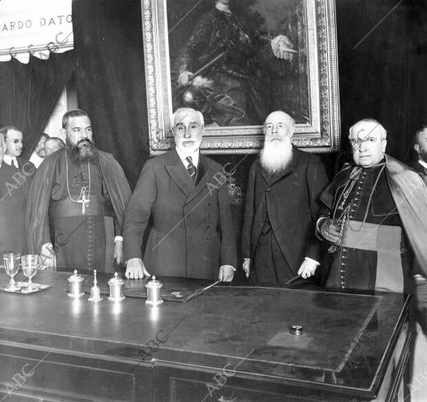 Sr. D. Antonio Maura (X), en la conferencia que Dio ayer Tarde, quinta de las...