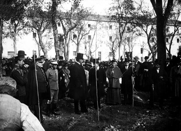 Las autoridades en la fiesta celebrada para plantación de árboles por los niños...