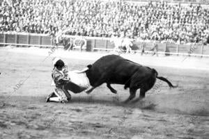 Bombita en su primer toro, en un cambio de rodillas