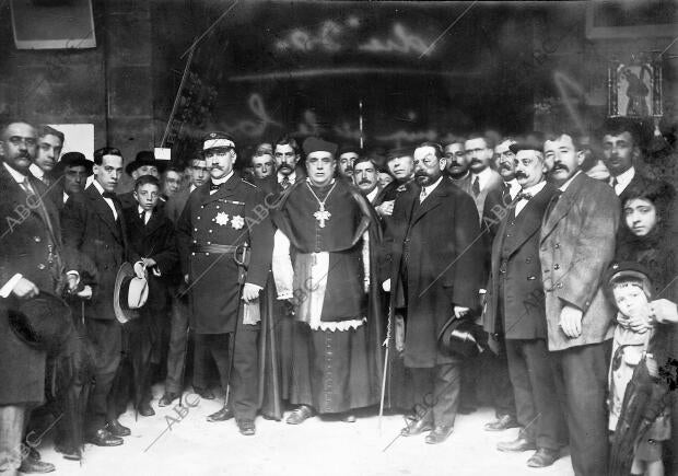 El arzobispo y las Autoridades en la casa lonja durante el acto inaugural del...