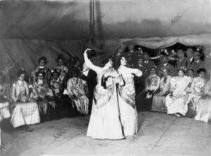 En la caseta Del "casino Sevillano", Bailando Sevillanas