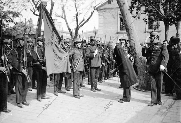 El ministro de instrucción Pública, Sr. López Muñoz, A su Llegada A Valencia,...