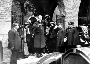 Gustavo V (X), Rey de Suecia, Saliendo de inaugurar la nueva iglesia Sueca de...