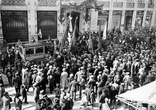 Los Estudiantes Valencianos Aclamando al ilustre literato Jacinto Benavente...