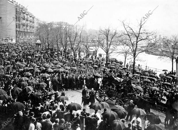 Autoridades y Familias del finado D. José Martínez de las Rivas, Presidiendo el...