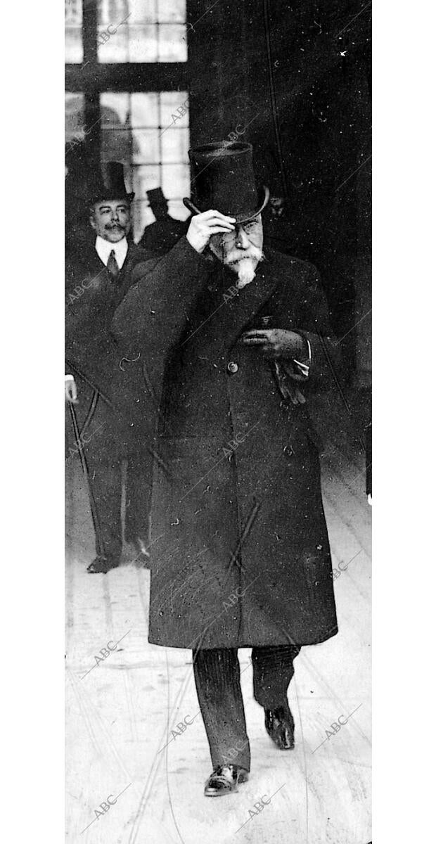 D. José Echegaray, por la academia de las Ciencias, que Presidía las Comisiones...