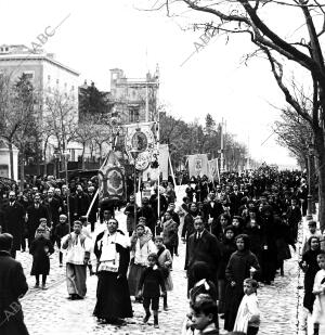 La procesión vulgarmente Denominada "del dios Grande", que ayer Salió de la...