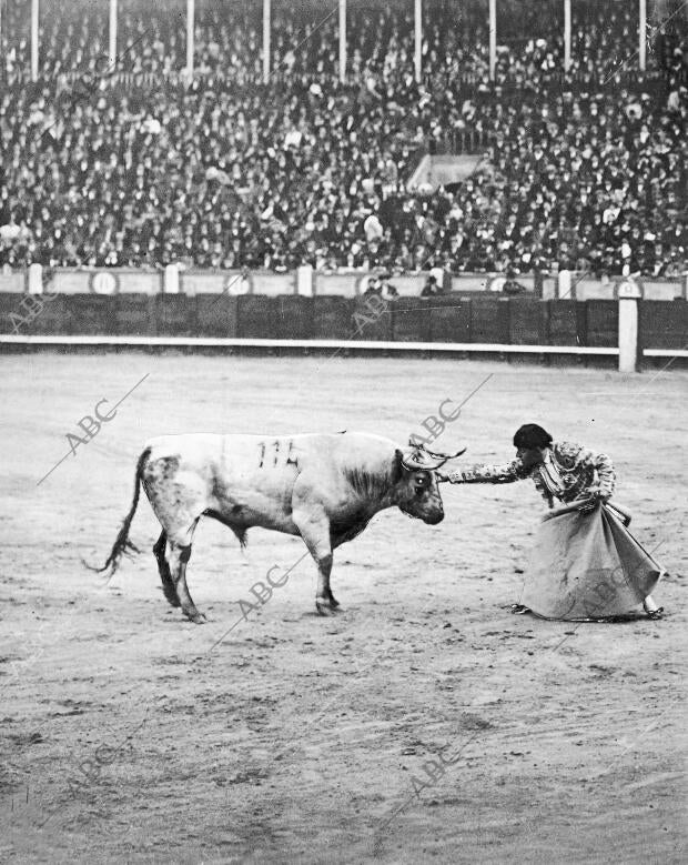 El diestro Belmonte Rematando un quite A uno de los Toros que le Correspondió...