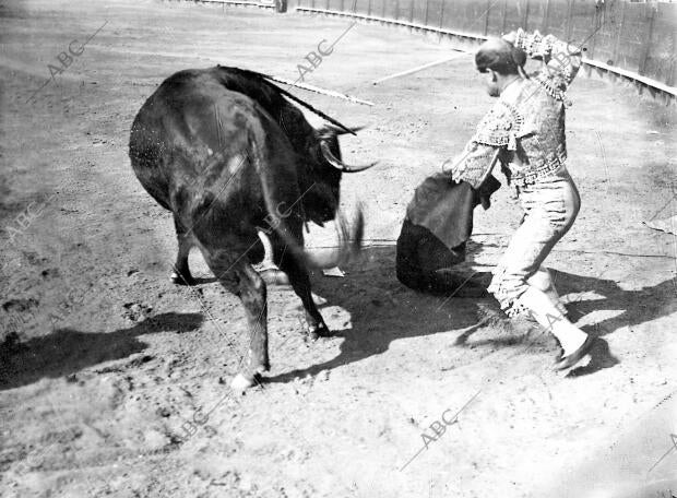 Rafael Gómez (Gatillo) Dando un Pinchazo