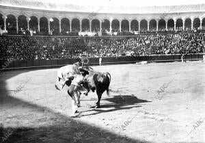 Ricardo Torress (Bombilla) toreando de capa