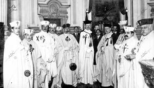 S. A. el infante D. Fernando Presidiendo el capítulo celebrado ayer para armar...