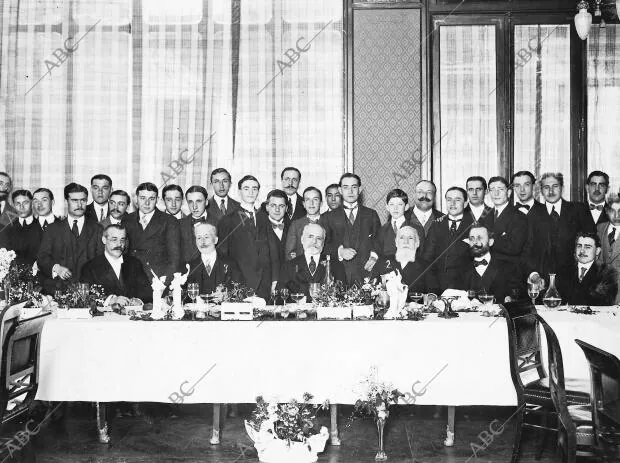 El ministro de instrucción Pública (1), el presidente del Ateneo, Sr. Labra (2),...