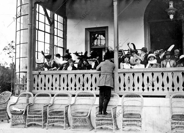 S.A.R. la Infanta doña Isabel (X), y Otras Distinguidas Damas, Presenciando la...