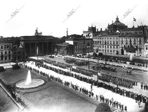 Aspecto de la Pariser Platz al pasar el cortejo del zar de Rusia desde la...