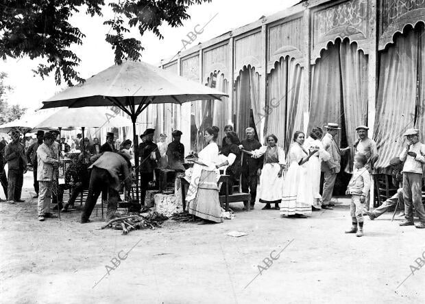 Los típicos puestos de las buñoleras en el Real de la Feria