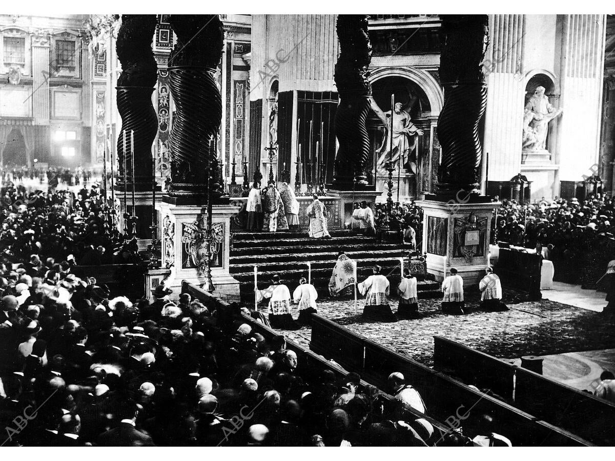 Interior de la basílica de san Pedro durante la misa pontifical Celebrada por el... Archivo ABC Interior de la basílica de san Pedro durante la misa pontifical Celebrada por el... Archivo ABC