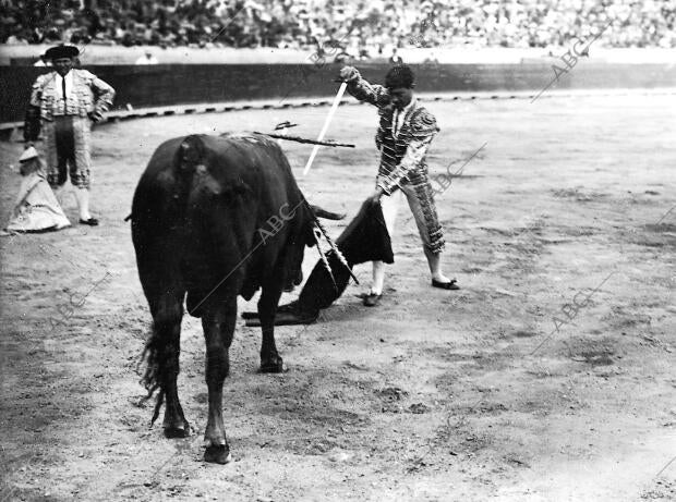 Bombita Iii Iniciando el descabello A su segundo Toro y que al Realizarlo Saltó...