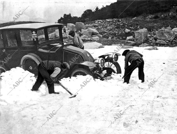 El pasado domingo 4 de mayo, el automóvil de nuestro director estuvo detenido...