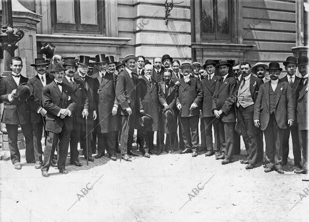 Comisionados de la Colonia Francesa en Madrid que Acudieron A recibir al Rey A...