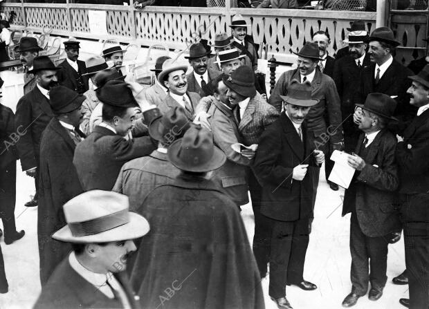 S.M. el Rey Abrazando al tirador sevillano D. Clemente del Camino, que ayer Ganó...