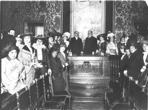 El salón de Sesiones durante la reunión de las Señoras que Forman el comité de...