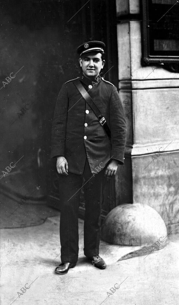 Antonio García, botones del Circulo de Bellas Artes, a quien principalmente se...