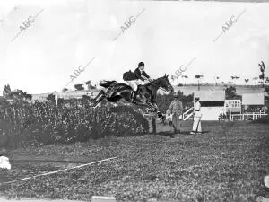 D. Álvaro Figueroa, hijo del Conde de Romanones, en un salto de seto de la...