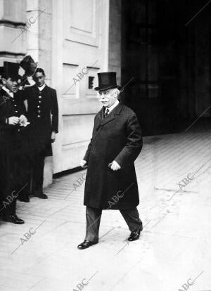 El ex presidente del Senado, Marqués de Pidal, al salir de la consulta con su...