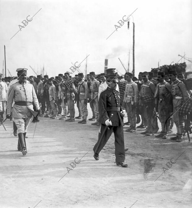 El Capitan general Sr. Weyler (1), y el general Gobernador, Sr. Aguilera (2),...
