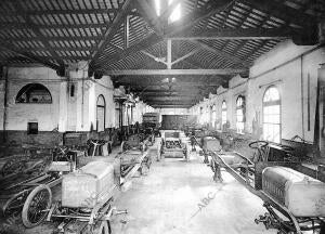 Sala de montaje de ómnibus y camiones de la fábrica de Hispano-Suiza en...