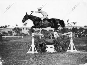 El Caballo "Trocadero" montado por su Dueño, D. mauro Fernández, en el salto de...