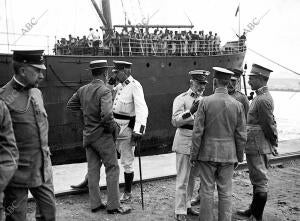 Los Generales García Menacho, Arraiz, el ingeniero del puerto de Ceuta, Sr....