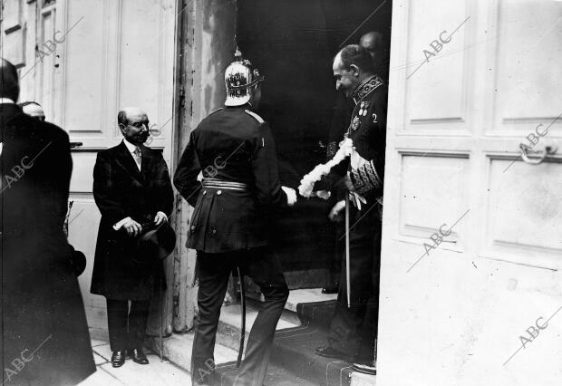 El presidente del consejo de Ministros (2), Recibiendo en la puerta del teatro...