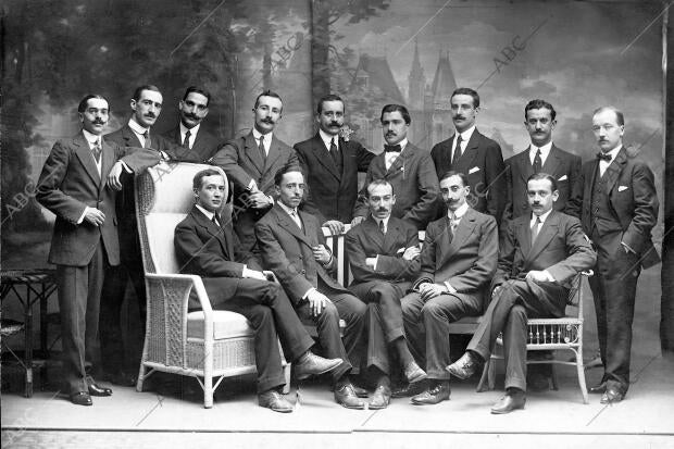 Grupo de Alumnos que Han Obtenido recientemente el título después de Brillantes...