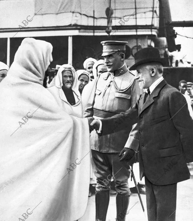 El Sr. Villanueva Saludando al Bachir representante del Sultán, y A los demás...