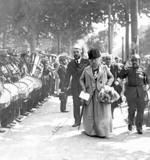 S.A.R. la Infanta doña Isabel Revistando las Tropas que la Rindieron Honores al...