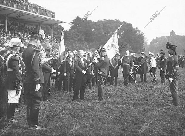 El presidente de la República M. Poincare entrega las banderas de los...