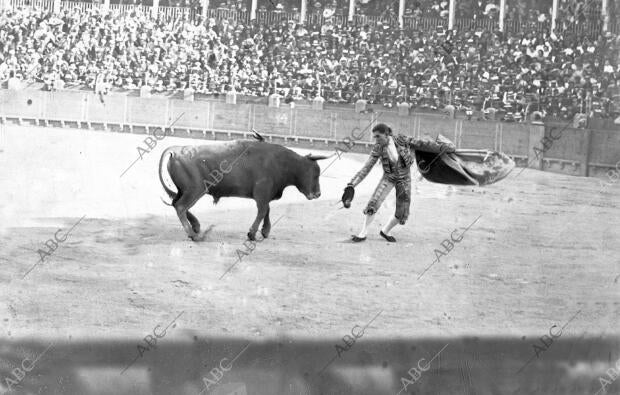 Plaza de Zaragoza. 20 de Julio. Herrerin en la terminación de un quite