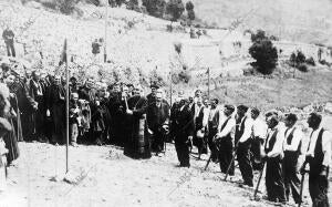 El príncipe soberano de la república de Andorra Dando el primer golpe de pico...